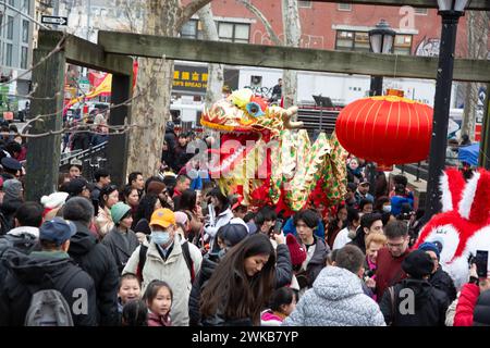 Les Chinois et autres New-Yorkais célèbrent le nouvel an chinois au parc Sara D. Roosevelt lors de la cérémonie Firecracker accueillant dans l'année du Dragon Banque D'Images