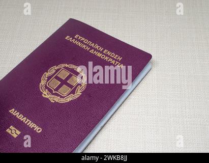 Passeports albanais grecs avec de l'argent. Concept de voyage. 50 euros. Banque D'Images