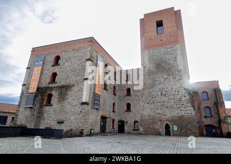 Kulturschloß Großenhain - Deutlich sichtbar erhebt sich aus dem Stadtkern das imposante Gebäude des einstigen Schloss, das heute das Kulturzentrum Großenhain beherbergt. Der bergfried, das markante Wahrzeichen des Kulturschloss, kann in den Sommermonaten bestiegen werden. Er bietet von seiner knapp 27 Meter hohen Aussichtsplattform den freien Blick auf die Stadt und in die unendliche Weite der Großenhainer Pflege. *** Château culturel de Grossenhain L'imposant bâtiment de l'ancien château, qui abrite aujourd'hui le Centre culturel de Grossenhain, s'élève clairement du centre-ville le donjon, Banque D'Images