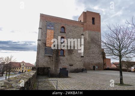 Kulturschloß Großenhain - Deutlich sichtbar erhebt sich aus dem Stadtkern das imposante Gebäude des einstigen Schloss, das heute das Kulturzentrum Großenhain beherbergt. Der bergfried, das markante Wahrzeichen des Kulturschloss, kann in den Sommermonaten bestiegen werden. Er bietet von seiner knapp 27 Meter hohen Aussichtsplattform den freien Blick auf die Stadt und in die unendliche Weite der Großenhainer Pflege. *** Château culturel de Grossenhain L'imposant bâtiment de l'ancien château, qui abrite aujourd'hui le Centre culturel de Grossenhain, s'élève clairement du centre-ville le donjon, Banque D'Images