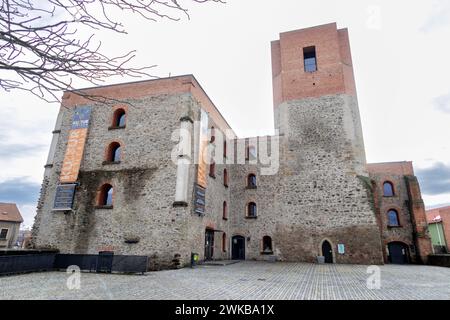 Kulturschloß Großenhain - Deutlich sichtbar erhebt sich aus dem Stadtkern das imposante Gebäude des einstigen Schloss, das heute das Kulturzentrum Großenhain beherbergt. Der bergfried, das markante Wahrzeichen des Kulturschloss, kann in den Sommermonaten bestiegen werden. Er bietet von seiner knapp 27 Meter hohen Aussichtsplattform den freien Blick auf die Stadt und in die unendliche Weite der Großenhainer Pflege. *** Château culturel de Grossenhain L'imposant bâtiment de l'ancien château, qui abrite aujourd'hui le Centre culturel de Grossenhain, s'élève clairement du centre-ville le donjon, Banque D'Images