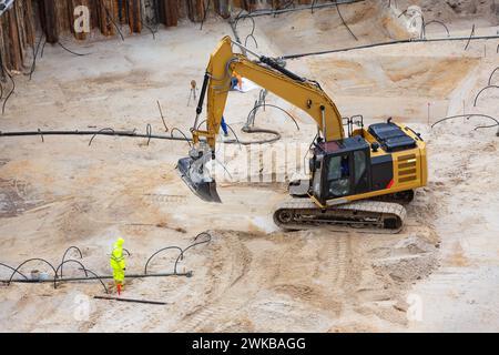 Pelle excavatrice préparant la fosse d'excavation avec drainage Banque D'Images