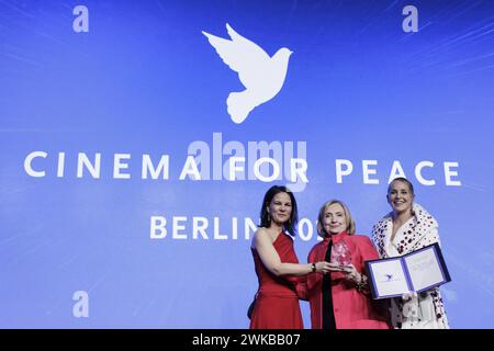 Annalena Baerbock Buendnis 90/Die Gruenen, Bundesaussenministerin, Sharon Stone, US-amerikanische Filmschauspielerin, und Hillary Clinton, US-Politikerin, aufgenommen beim Cinema for Peace à Berlin, 19.02.2024. Fotografiert im Auftrag des Auswaertigen AMTES. Berlin Deutschland *** Annalena Baerbock Buendnis 90 Die Gruenen , ministre fédéral des Affaires étrangères, Sharon Stone, actrice américaine de cinéma, et Hillary Clinton, politicienne américaine, photographiée au Cinema for Peace de Berlin, 19 02 2024 photographiée pour le compte du ministère fédéral des Affaires étrangères Berlin Allemagne Copyright : xKiraxHofmannx Banque D'Images