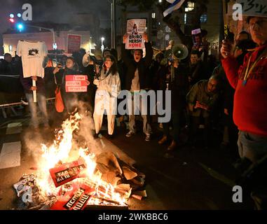 Jérusalem, Israël. 19 février 2024. Les familles et les partisans des otages israéliens retenus en captivité par le Hamas à Gaza brûlent des pancartes lors d'une manifestation appelant à un accord d'otages immédiat devant la résidence officielle du premier ministre Benjamin Netanyahu à Jérusalem, le lundi 19 février 2024. Les familles sont frustrées par le manque d'urgence du gouvernement à conclure un accord avec le Hamas pour ramener les membres de leur famille à la maison. Photo de Debbie Hill/ crédit : UPI/Alamy Live News Banque D'Images