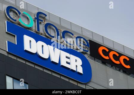 Bucarest, Roumanie - 19 février 2024 : le logo de la compagnie d'assurance française pour le commerce extérieur Coface, Dover Corporation et CCC sont visibles au-dessus de GL Banque D'Images