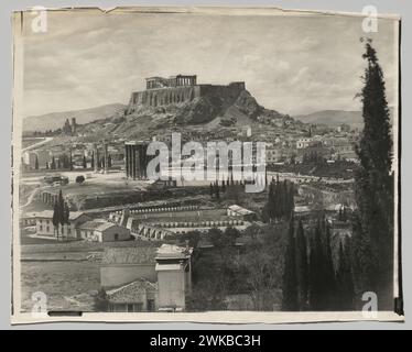 Vue sur l'Acropole. Athènes, Grèce. Photographie Adolphe Braun & Co. 1880s, Banque D'Images