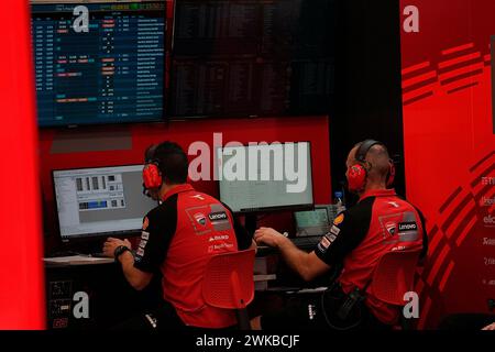 19 février 2024, circuit International de Losail, Doha, essais routiers MotoGP au Qatar 2024, en photo les ingénieurs Ducati au travail. Banque D'Images