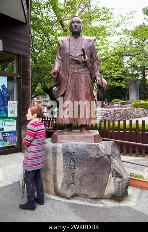 Statue en bronze de Hidetatsu Egawa aux fours du réverbère Nirayama dans la ville d'Izunokuni à Shizuoka, au Japon. Banque D'Images