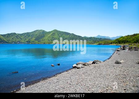 Lac Motosu dans la préfecture de Yamanashi, l'un des cinq lacs Fuji près du mont Fuji au Japon. Banque D'Images