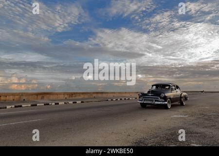 007 vieille voiture almendron peinte en noir -char yank, Chevrolet American classic- de 1951 sur l'esplanade El Malecón, quartier El Vedado. La Havane-Cuba. Banque D'Images