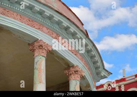 009 porche d'angle arrondi en saumon clair et vert menthe, maison de style éclectique avec colonnes corinthiennes et entablature baroque. El Vedado-Habana-Cuba. Banque D'Images