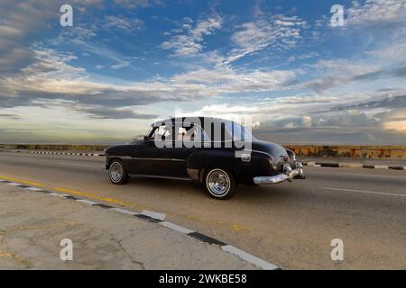 008 vieille voiture almendron peinte en noir -char yank, Chevrolet American classic- de 1951 sur l'esplanade El Malecón, quartier El Vedado. La Havane-Cuba. Banque D'Images