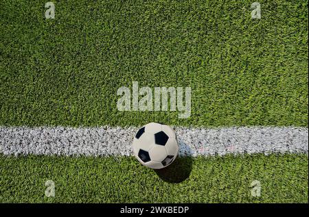 Plan de ballon de football atraditionnel de couleur noir et blanc sur le terrain de jeu avec espace de copie Banque D'Images