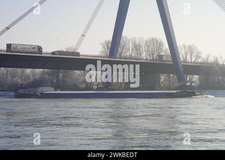 Guider un camion sur un pont animé tandis qu'un ferry glisse gracieusement le long du Rhin qui coule en contrebas. Banque D'Images