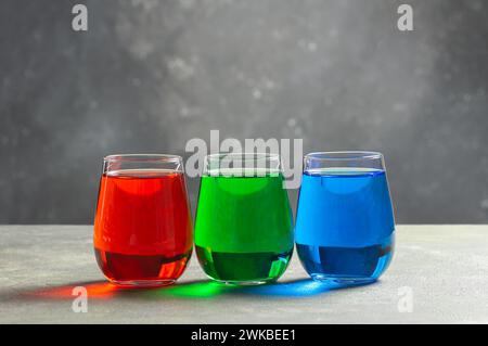 Eau de couleur RVB dans le verre sur la table, concept de modèle de couleur RVB Banque D'Images