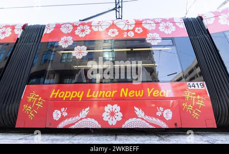 Toronto, Canada. 19 février 2024. Un tramway avec des dessins du nouvel an lunaire est vu à une gare de Toronto, Canada, le 19 février 2024. La Toronto transit Commission (TTC) a participé aux célébrations du nouvel an lunaire en transformant plusieurs de ses tramways et autobus avec des designs spéciaux. Crédit : Zou Zheng/Xinhua/Alamy Live News Banque D'Images