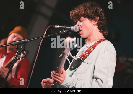 17 février 2024 - North Shields, Royaume-Uni : Tom A. Smith se produit à la première Coastal Crawl à North Shields, Royaume-Uni. Crédit photo : Thomas Jackson / Alamy Live News Banque D'Images