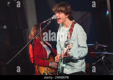 17 février 2024 - North Shields, Royaume-Uni : Tom A. Smith se produit à la première Coastal Crawl à North Shields, Royaume-Uni. Crédit photo : Thomas Jackson / Alamy Live News Banque D'Images