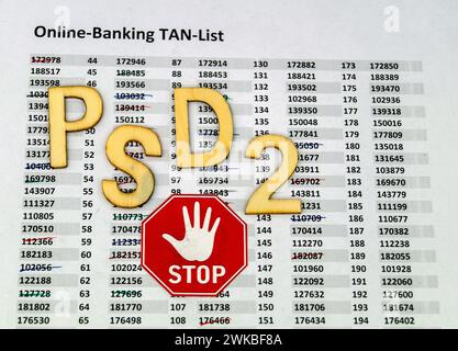 Lettrage « PSD2 » et panneau stop avec liste TAN pour les opérations bancaires en ligne Banque D'Images