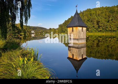 Église dans le lac, cloche d'église dans le réservoir de Reiherbach sur le lac Edersee, rappelant l'ancienne église du village, Allemagne, Hesse, Ke Banque D'Images