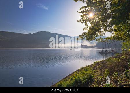 Barrage d'Eder avec le mur du barrage dans la lumière du matin, Allemagne, Hesse, Edertal Banque D'Images