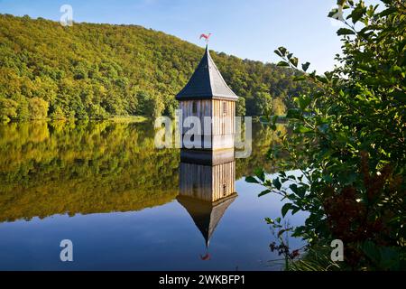 Église dans le lac, cloche d'église dans le réservoir de Reiherbach sur le lac Edersee, rappelant l'ancienne église du village, Allemagne, Hesse, Ke Banque D'Images