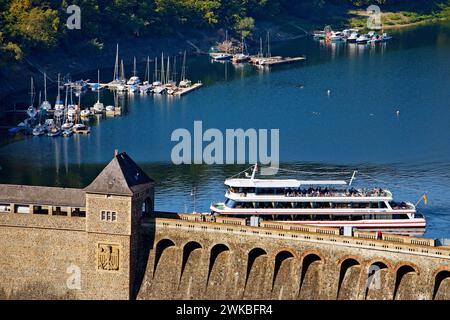 Bateau d'excursion Edersee Star sur le lac Edersee au mur du barrage, Allemagne, Hesse, Parc National de Kellerwald, Edertal Banque D'Images