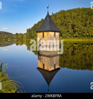 Église dans le lac, cloche d'église dans le réservoir de Reiherbach sur le lac Edersee, rappelant l'ancienne église du village, Allemagne, Hesse, Ke Banque D'Images