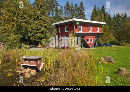 Tolle Haus sur le lac Edersee, maison inversée, monde inversé, Allemagne, Hesse, parc national de Kellerwald, Edertal Banque D'Images