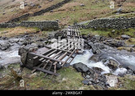 Pont sur Hayeswater Gill endommagé par les eaux de crue des tempêtes récentes, Hartsop, Lake District, Cumbria, Royaume-Uni Banque D'Images