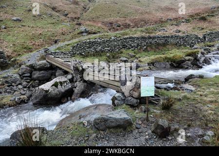 Pont sur Hayeswater Gill endommagé par les eaux de crue des tempêtes récentes, Hartsop, Lake District, Cumbria, Royaume-Uni Banque D'Images