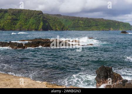 Plage et rochers de lave sur la péninsule de Keanae le long de la route de Hana sur l'île de Maui à Hawaï. Banque D'Images