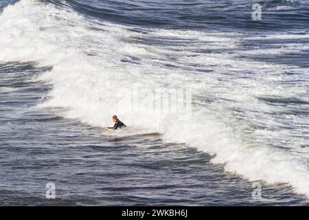 Surfeurs de Ho'okipa Beach Park. Premier arrêt sur la route vers Hana Tour, le Ho'okipa Beach Park est célèbre pour les surfers et les plages de sable blanc. Banque D'Images