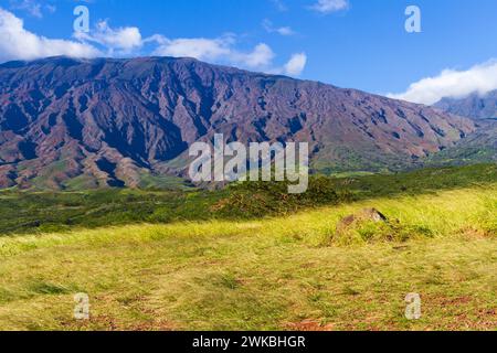 Vues depuis la route arrière de Hana ou Pi'ilani Highway, une route accidentée et non pavée le long de la côte sud-est de Maui à Hawaï. Banque D'Images