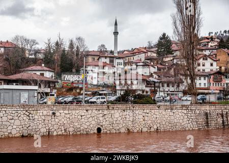 Sarajevo - Bosnie-Herzégovine - 11 février 2024 : architecture bosniaque typique et vue sur le paysage urbain du côté de la rivière Miljacka. Banque D'Images