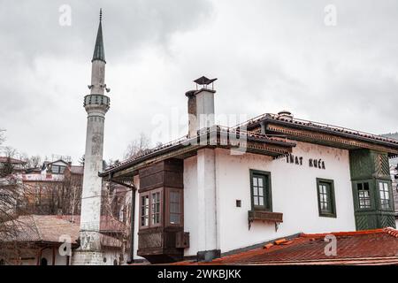 Sarajevo - Bosnie-Herzégovine - 11 février 2024 : Inat Kuca, la Maison de l'entêtement est un bâtiment à Sarajevonear à Bascarsija qui était à l'origine Banque D'Images