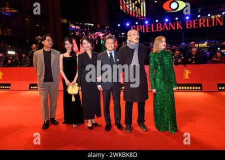 V.r.n.l. Isabelle Huppert, Regisseur Hong Sangsoo, Kwon Hae-hyo, Cho Yunhee, Kim Seungyun und Ha Seongguk auf dem Roten Teppich BEI der Premiere von YEOHAENGJAUI PILYO, A TRAVELERS NEED BEI der Berlinale im Berlinale Palast. Roter Teppich *** f R n l Isabelle Huppert, réalisatrice Hong Sangsoo, Kwon Hae hyo, Cho Yunhee, Kim Seungyun et Ha Seongguk sur le tapis rouge lors de la première de YEOHAENGJAUI PILYO, A TRAVELERS NEEDS à la Berlinale dans le Palast Red Carpet de la Berlinale Banque D'Images