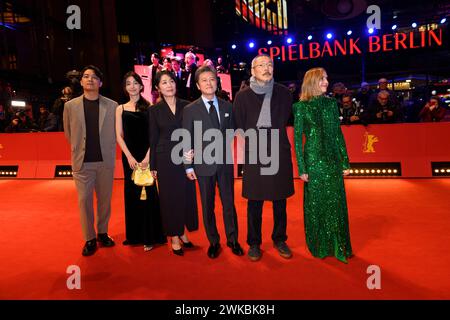 V.r.n.l. Isabelle Huppert, Regisseur Hong Sangsoo, Kwon Hae-hyo, Cho Yunhee, Kim Seungyun und Ha Seongguk auf dem Roten Teppich BEI der Premiere von YEOHAENGJAUI PILYO, A TRAVELERS NEED BEI der Berlinale im Berlinale Palast. Roter Teppich *** f R n l Isabelle Huppert, réalisatrice Hong Sangsoo, Kwon Hae hyo, Cho Yunhee, Kim Seungyun et Ha Seongguk sur le tapis rouge lors de la première de YEOHAENGJAUI PILYO, A TRAVELERS NEEDS à la Berlinale dans le Palast Red Carpet de la Berlinale Banque D'Images