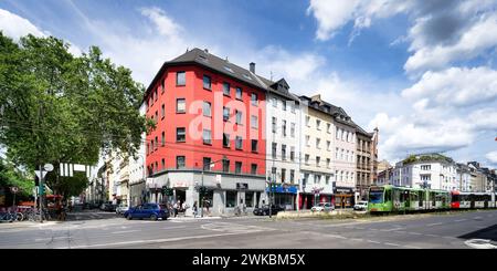 Cologne, Allemagne 07 juillet 2023 : circulation sur la luxemburgerstrasse dans le quartier de kwartier lataeng à cologne Banque D'Images