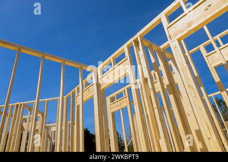 Ossature en bois de la nouvelle maison pendant la construction, encadrée par des cadres en bois de bois de construction Banque D'Images