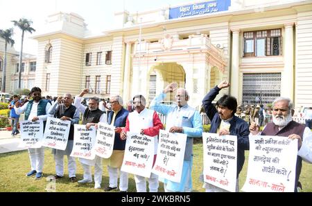 Patna, Inde. 19 février 2024. PATNA, INDE - 19 FÉVRIER : les législateurs du CPI-ML manifestent lors de la session budgétaire devant l'Assemblée législative du Bihar le 19 février 2024 à Patna, en Inde. (Photo de Santosh Kumar/Hindustan Times/Sipa USA) crédit : Sipa USA/Alamy Live News Banque D'Images