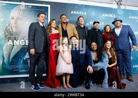 New York, États-Unis. 19 février 2024. Kevin Downes, Hilary Swank, Alan Ritchson, Emily Mitchell, Jon Gunn, Jon Berg, Andrew Erwin, Nancy Travis et Drew Powell arrivent sur le tapis rouge à la première de Liongate 'Ordinary Angels' New York au SVA Theater le lundi 19 février 2024 à New York. Photo de John Angelillo/UPI crédit : UPI/Alamy Live News Banque D'Images