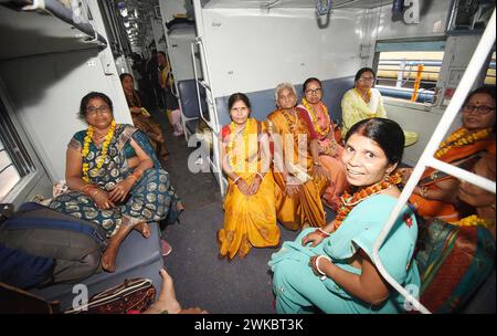 Patna, Inde. 19 février 2024. PATNA, INDE - 19 FÉVRIER : les dévots montent à bord du train spécial 'Aastha' à destination d'Ayodhya à Patna Junction le 19 février 2024 à Patna, en Inde. (Photo de Santosh Kumar/Hindustan Times/Sipa USA) crédit : Sipa USA/Alamy Live News Banque D'Images
