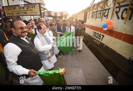 Patna, Inde. 19 février 2024. PATNA, INDE - 19 FÉVRIER : le vice-ministre en chef du Bihar Vijay Sinha débarquant du train spécial 'Aastha' à destination d'Ayodhya à Patna Junction le 19 février 2024 à Patna, en Inde. (Photo de Santosh Kumar/Hindustan Times/Sipa USA) crédit : Sipa USA/Alamy Live News Banque D'Images