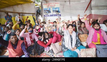 Patna, Inde. 19 février 2024. PATNA, INDE - 19 FÉVRIER : des instructeurs de TIC manifestent pendant leur dharna pour soutenir diverses demandes à Gardanibagh le 19 février 2024 à Patna, Inde. (Photo de Santosh Kumar/Hindustan Times/Sipa USA) crédit : Sipa USA/Alamy Live News Banque D'Images