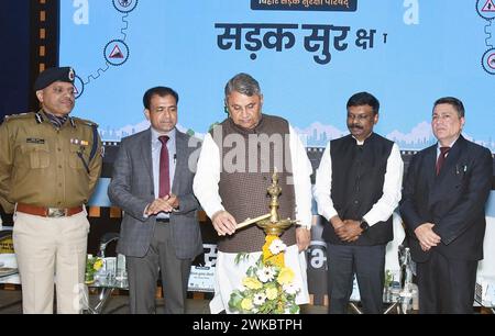 Patna, Inde. 19 février 2024. PATNA, INDE - 19 FÉVRIER : le ministre des Transports du Bihar, Vijay Choudhary, allume la lampe pour l'inauguration de la campagne de sécurité routière 2024 à Adhiveshan Bhawan le 19 février 2024 à Patna, en Inde. (Photo de Santosh Kumar/Hindustan Times/Sipa USA) crédit : Sipa USA/Alamy Live News Banque D'Images
