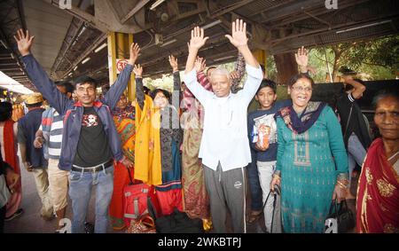 Patna, Inde. 19 février 2024. PATNA, INDE - 19 FÉVRIER : les dévots montent à bord du train spécial 'Aastha' à destination d'Ayodhya à Patna Junction le 19 février 2024 à Patna, en Inde. (Photo de Santosh Kumar/Hindustan Times/Sipa USA) crédit : Sipa USA/Alamy Live News Banque D'Images