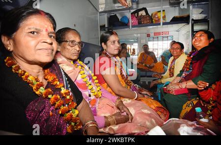 Patna, Inde. 19 février 2024. PATNA, INDE - 19 FÉVRIER : les dévots montent à bord du train spécial 'Aastha' à destination d'Ayodhya à Patna Junction le 19 février 2024 à Patna, en Inde. (Photo de Santosh Kumar/Hindustan Times/Sipa USA) crédit : Sipa USA/Alamy Live News Banque D'Images