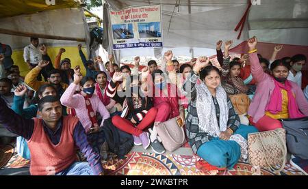 Patna, Inde. 19 février 2024. PATNA, INDE - 19 FÉVRIER : des instructeurs de TIC manifestent pendant leur dharna pour soutenir diverses demandes à Gardanibagh le 19 février 2024 à Patna, Inde. (Photo de Santosh Kumar/Hindustan Times/Sipa USA) crédit : Sipa USA/Alamy Live News Banque D'Images