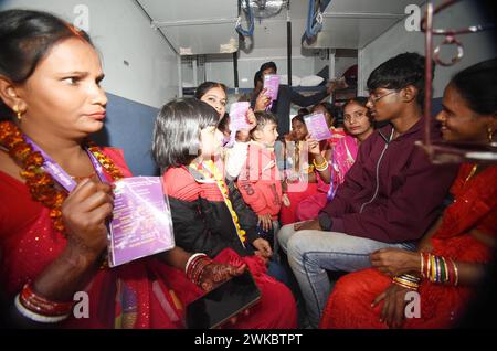 Patna, Inde. 19 février 2024. PATNA, INDE - 19 FÉVRIER : les dévots montent à bord du train spécial 'Aastha' à destination d'Ayodhya à Patna Junction le 19 février 2024 à Patna, en Inde. (Photo de Santosh Kumar/Hindustan Times/Sipa USA) crédit : Sipa USA/Alamy Live News Banque D'Images